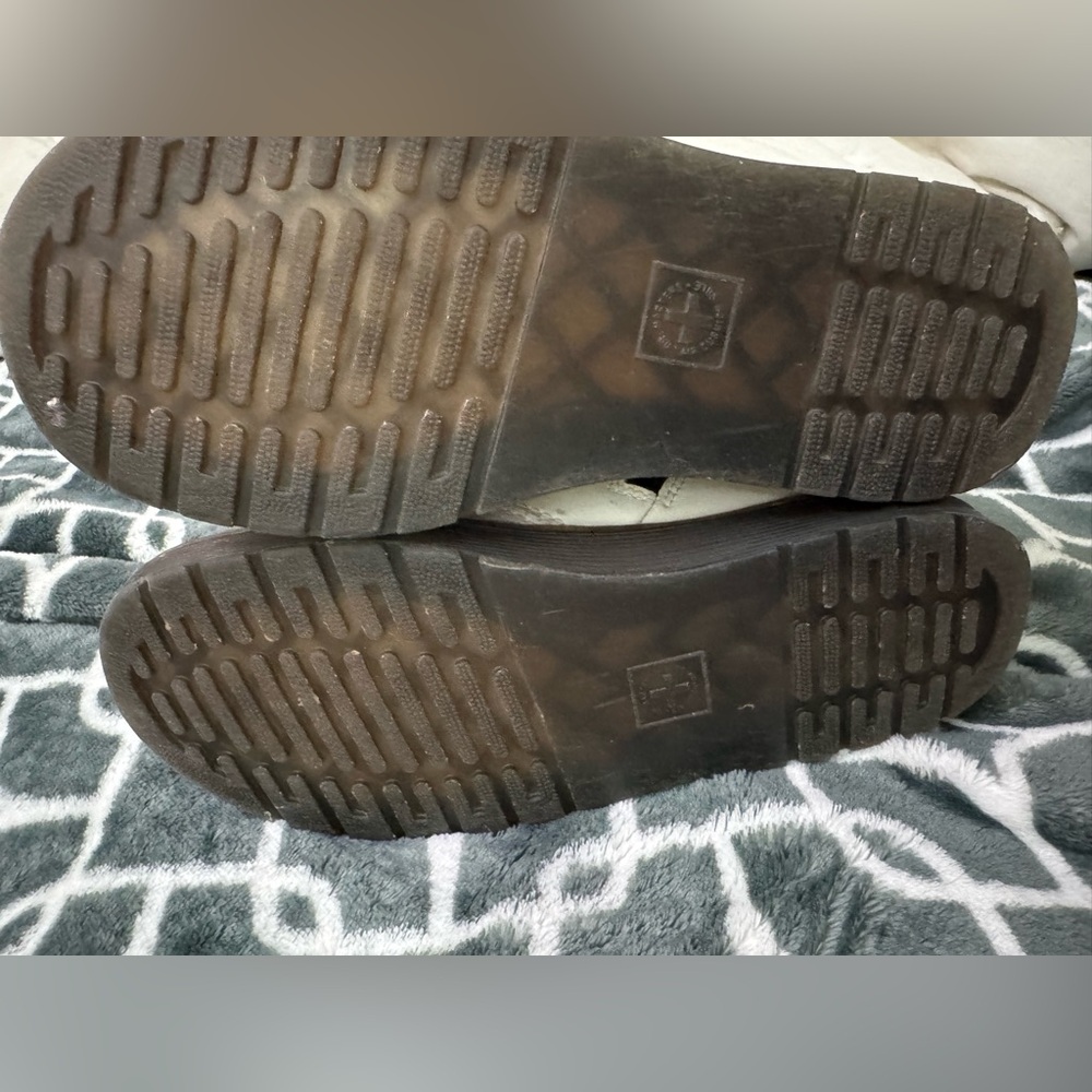 Dr martens boots.  Size 3 !!!  Hard to find size ! - Picture 8 of 9